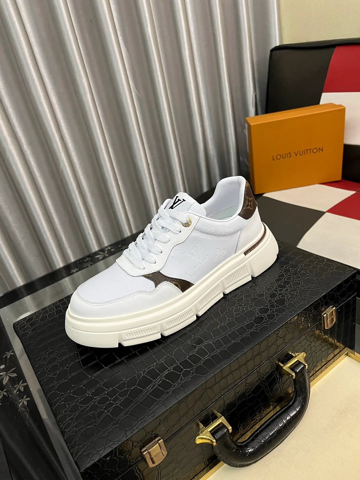 Men's shoes💰420⌚️⌚️"LOUI* VUITTO*" popular men's casual shoes, genuine Italian development💯purchasing level quality✔️The upper is made of official website material first-layer cowhide, comfortable and soft sheepskin feet⚡️Fashionable and versatile. The toe last shape is firm and full, and the soles are made from LV original molds and can be moved in and out of the counter at will. Light and comfortable on the foot~purely handmade, details determine quality! Size:38-442️⃣Colors available
